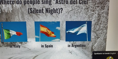 Powiększ grafikę: Obraz przedstawia pytanie z quizu oraz trzy flagi na niebieskim tle.