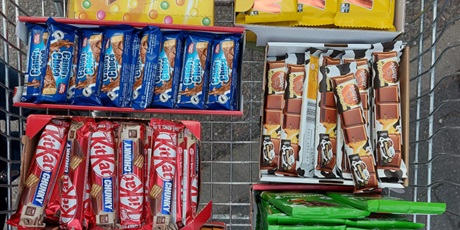 Powiększ grafikę: Różne rodzaje słodyczy- czekolady, wafelki, batony zakupione dla dzieci z Pomorskiego Hospicjum.