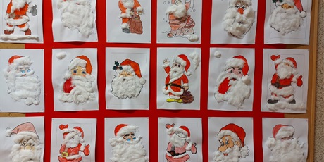 Powiększ grafikę: Prace plastyczne przedstawiające Świętego Mikołaja wykonane przez dzieci.