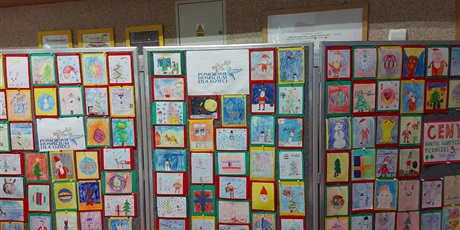 Powiększ grafikę: Karty świąteczne wykonane przez dzieci i przyczepione na tablicy
