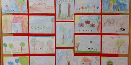 Powiększ grafikę: Wiosenne prace plastyczne przedstawiające kwitnące drzewa, kolorowe kwiaty, motyle, ptaki.