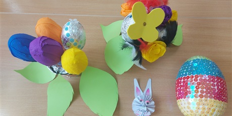 Powiększ grafikę: Wielkanocne ozdoby wykonane przez dzieci- kolorowe jajka oraz zajączek wielkanocny.