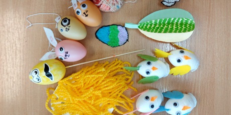 Powiększ grafikę:  "Świąteczne pomysły", prace nagrodzone wykonane przez dzieci: kurczaczki, jajka, zajączek.