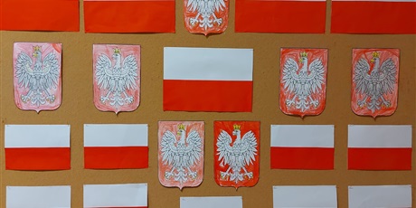Powiększ grafikę: Wystawa wykonanych przez dzieci prac przedstawiające godło oraz flagę Polski