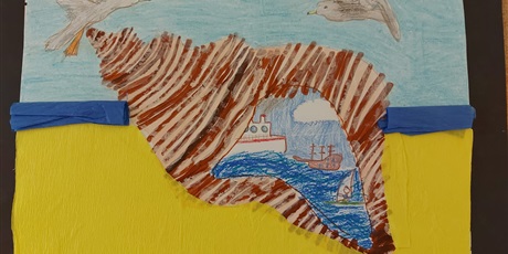 Powiększ grafikę: Praca, która zajęła II miejsce VI Wojewódzkim Konkursie. Przedstawia plażę, statki na morzu , a na niebie latają się dwie mewy.