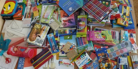 Powiększ grafikę: Zdjęcie przedstawiające przybory szkolne piórniki, pisaki, bloki rysunkowe, zeszyty, farby oraz inne artykuły szkolne.